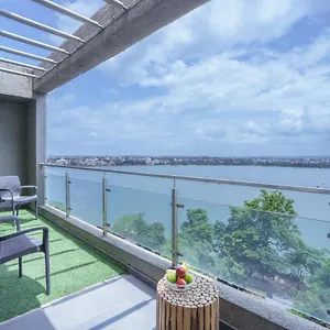 Grey Stone - Lakefront Penthouse Family